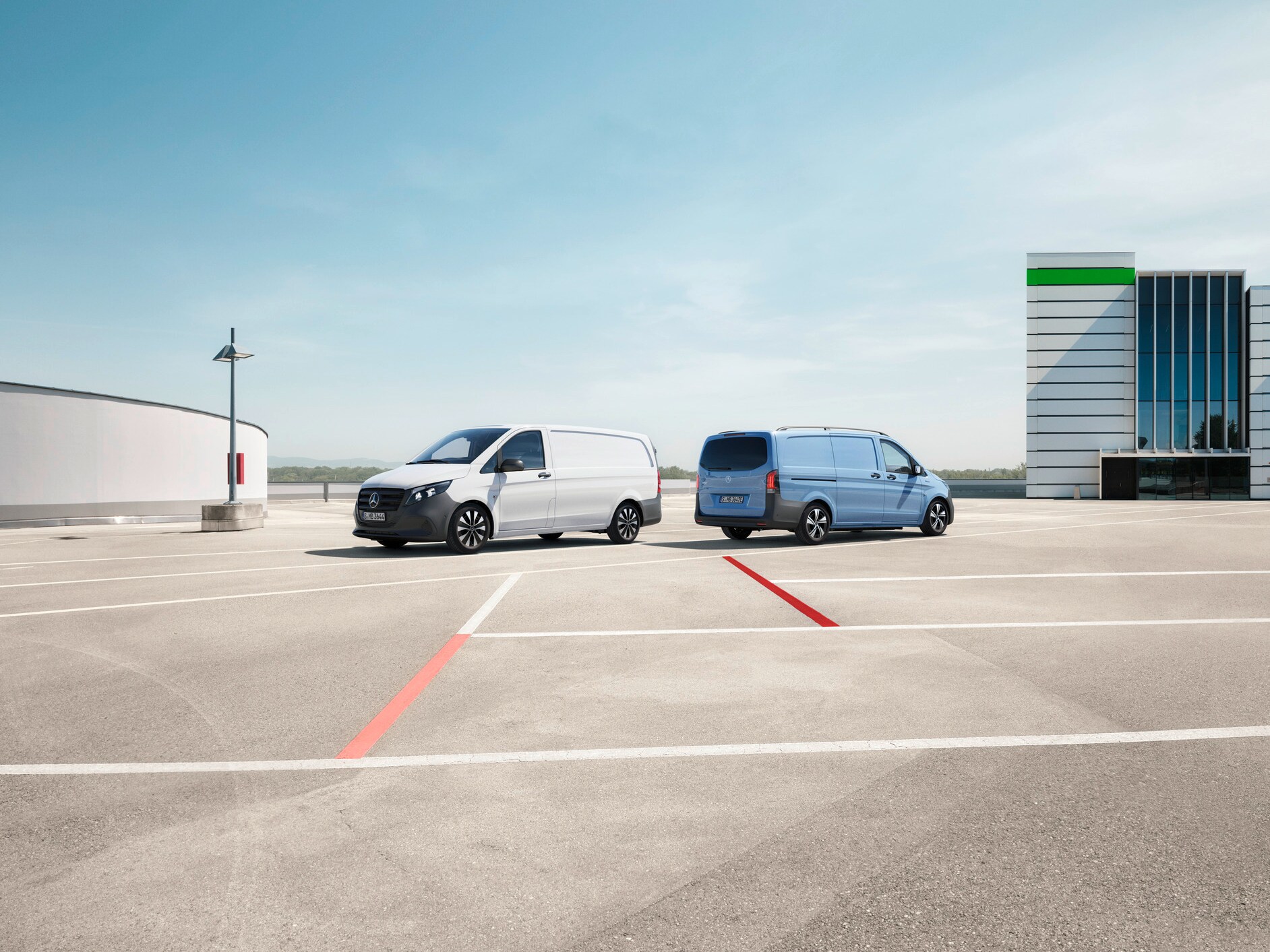 Les Mercedes-Benz Vito fourgon et eVito fourgon se trouvent sur le toit d'un parking.