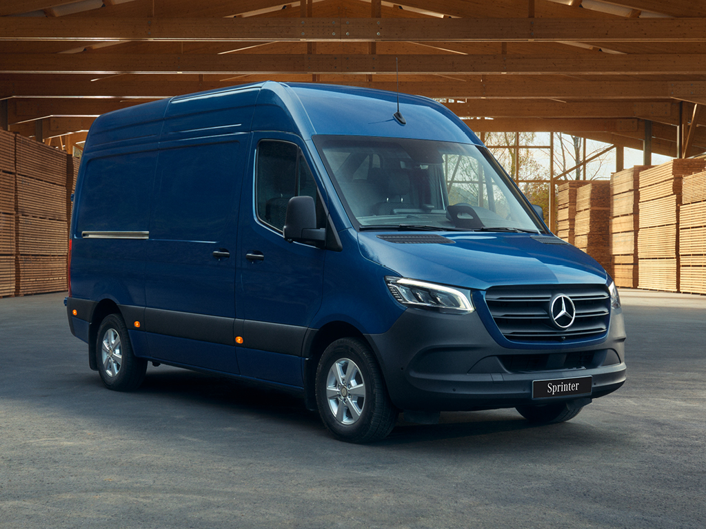 Fourgon Mercedes-Benz Sprinter Fourgon Mercedes-Benz Sprinter bleu dans un entrepôt en bois.