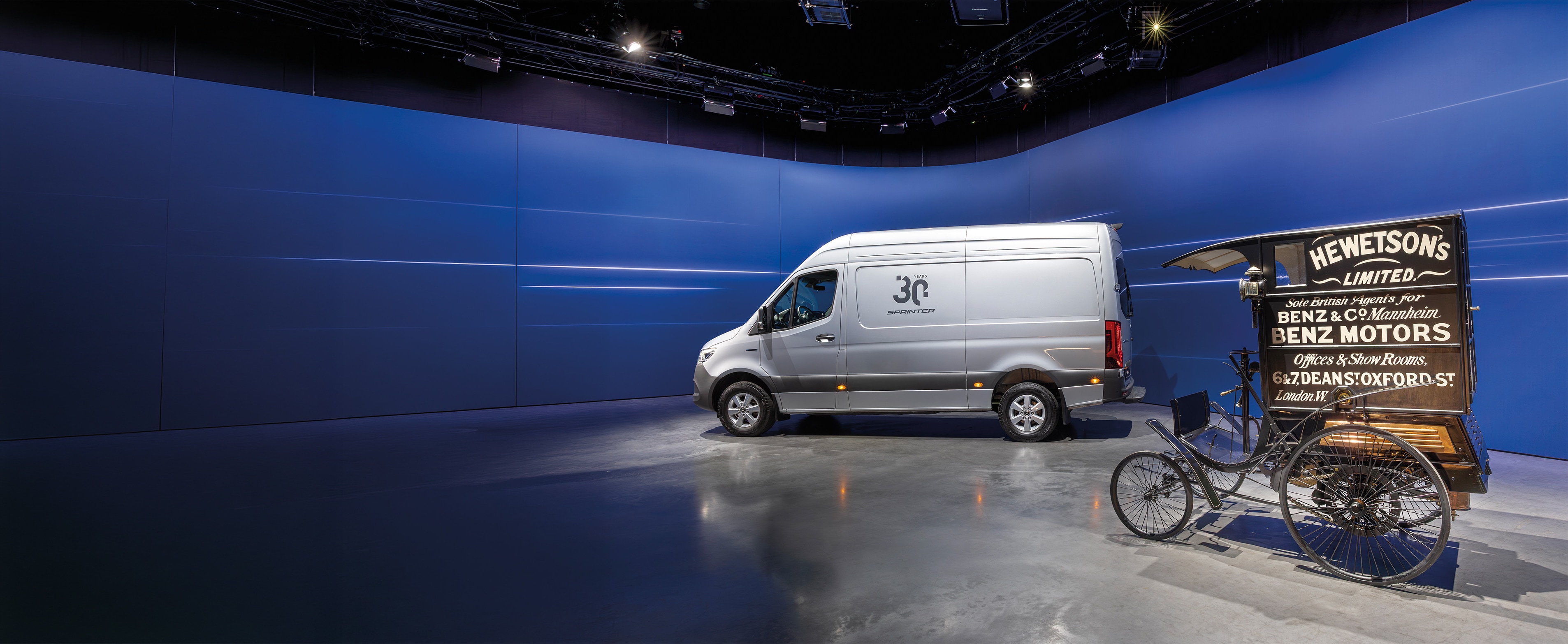 Histoire | Véhicules industriels | Mercedes-Benz Un utilitaire léger Mercedes-Benz Sprinter et un véhicule de livraison Benz d'époque exposés dans un show-room moderne