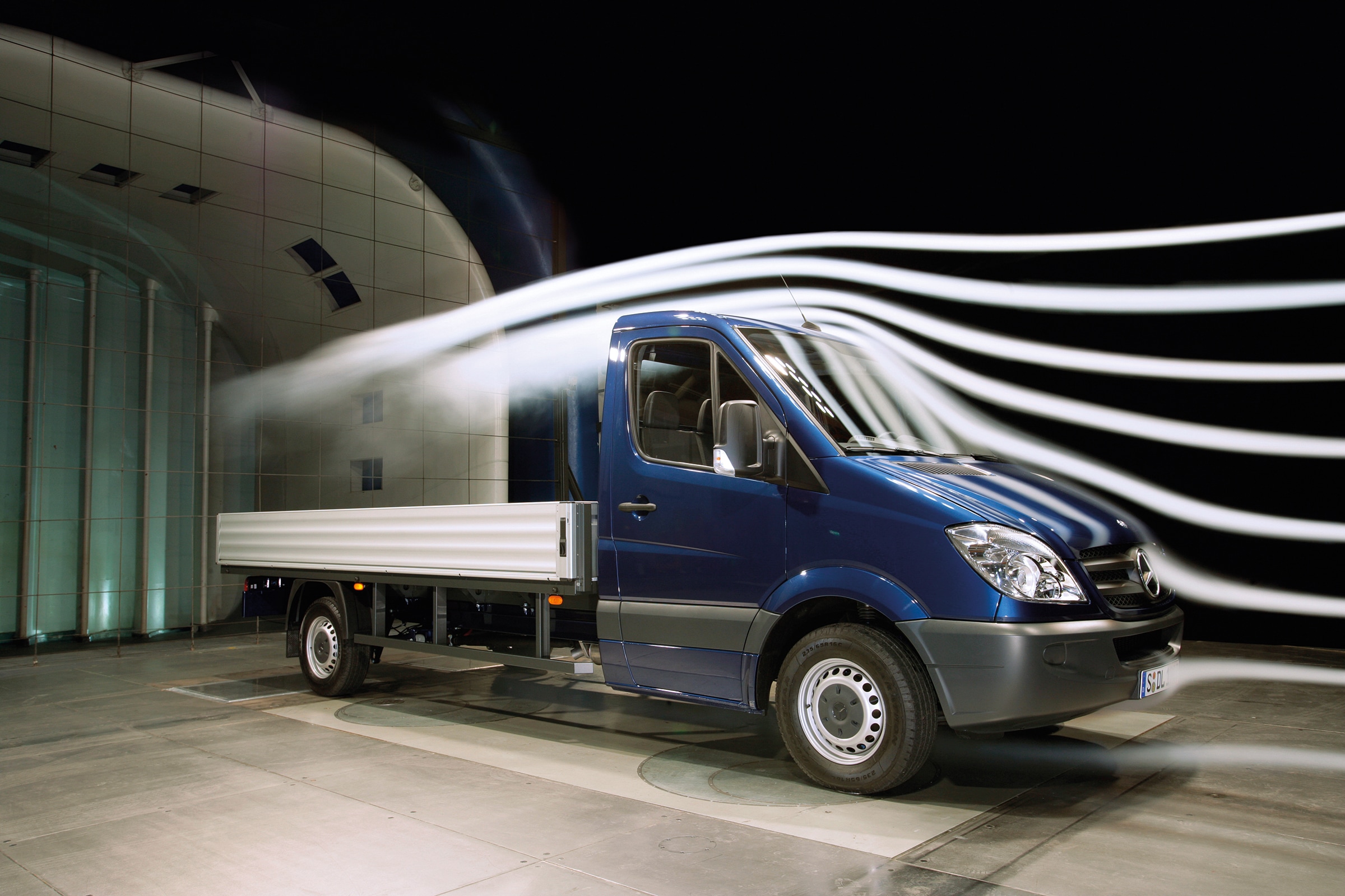 Le Sprinter à plateau deuxième génération | Histoire des véhicules industriels | Mercedes-Benz Véhicule de type Sprinter exposé dans un centre d'essais en soufflerie