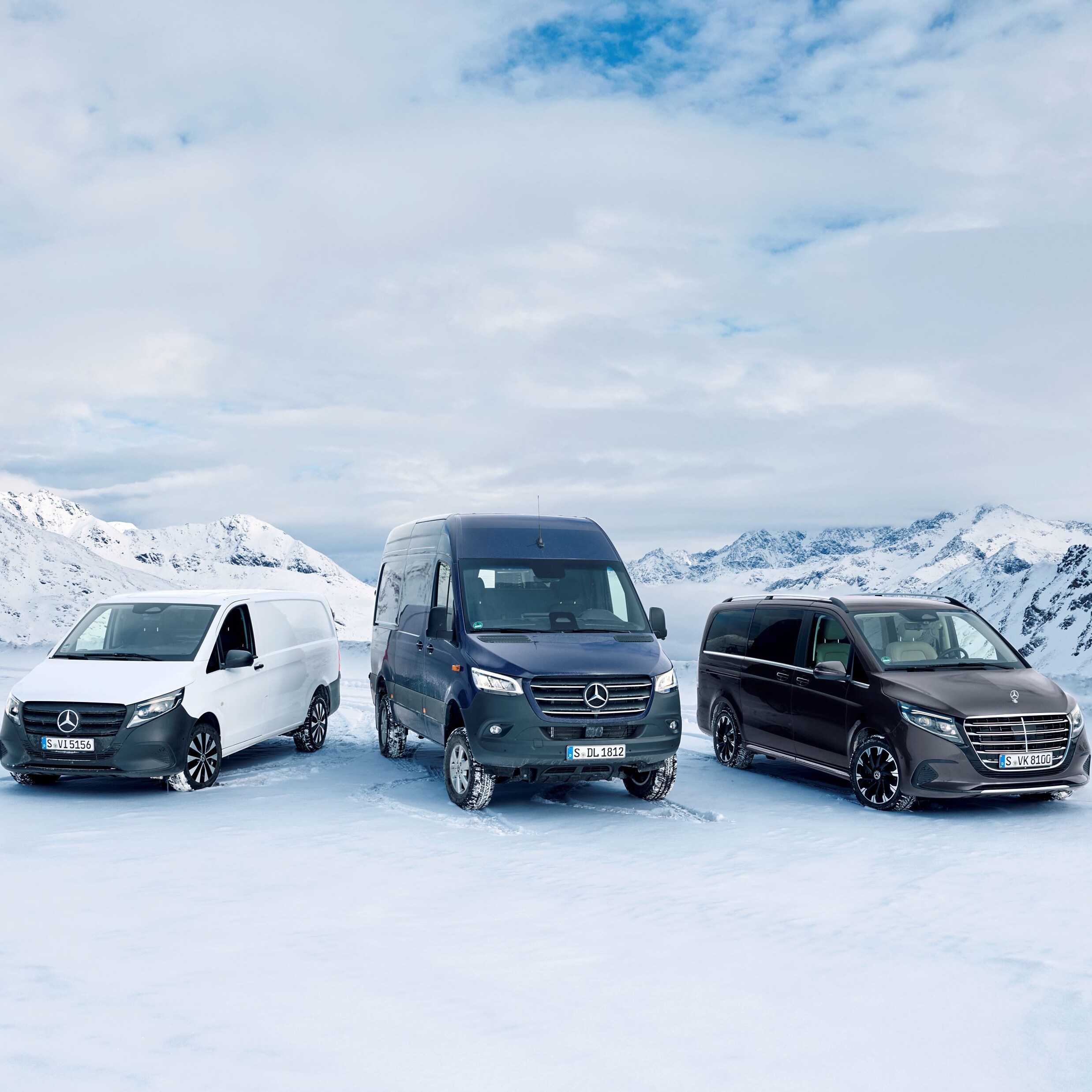 Der Sprinter Tourer, Kastenwagen und Pritsche stehen im Schnee.