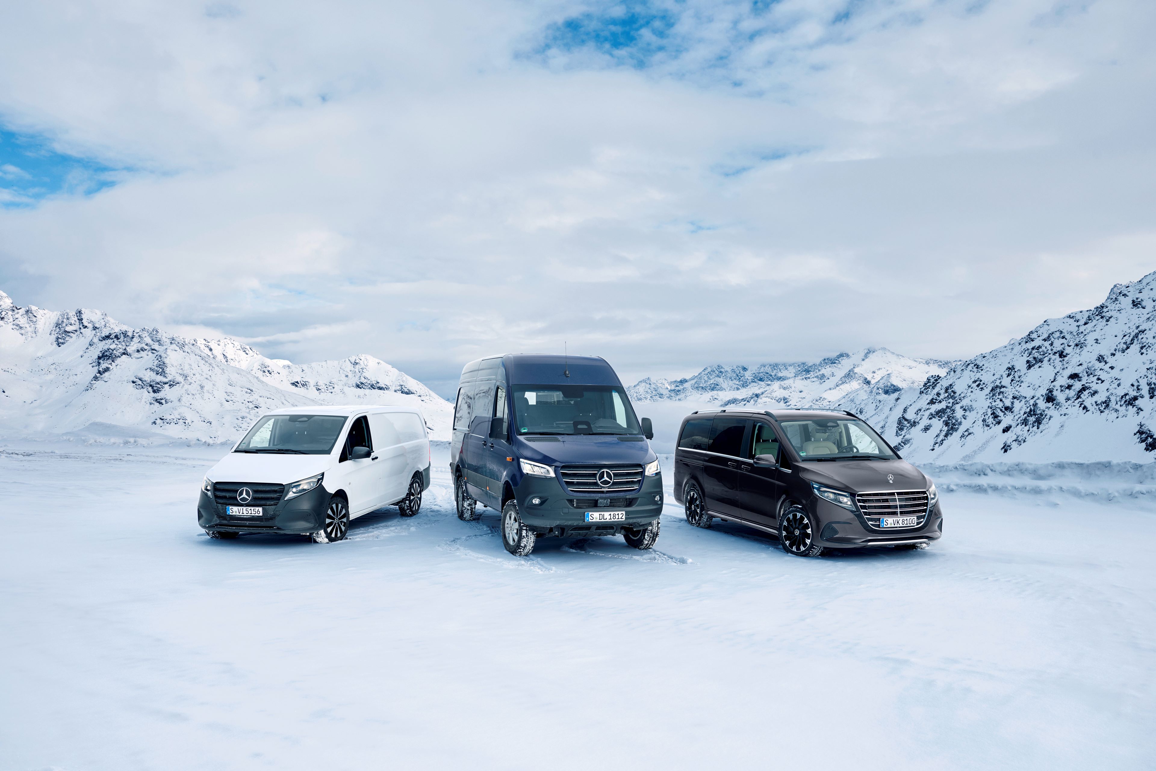 Sprinter Tourer, Kastenwagen & Pritsche | 4x4 | Mercedes-Benz Der Sprinter Tourer, Kastenwagen und Pritsche stehen im Schnee.