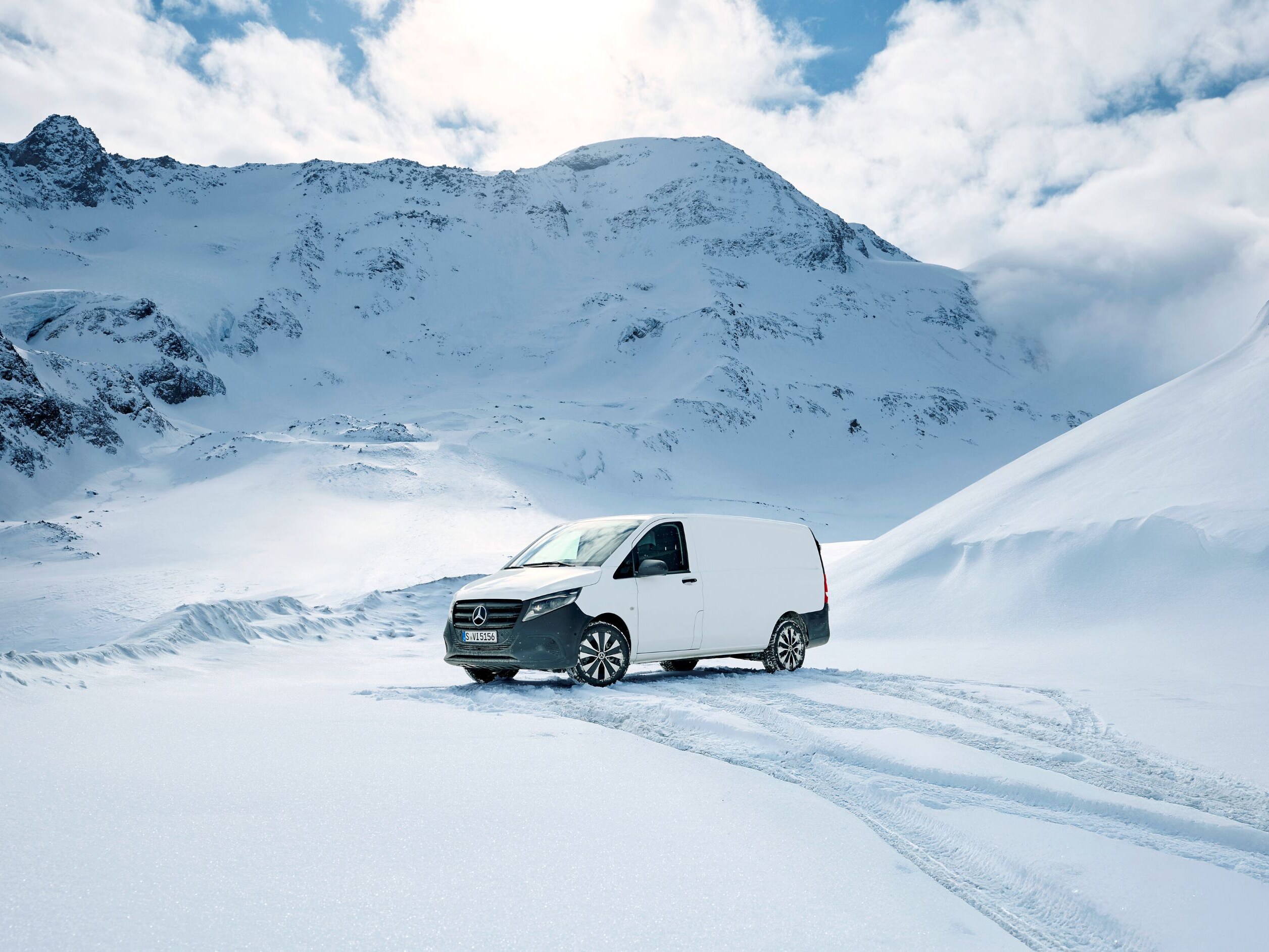 L'arrière du Vito fourgon avec le badge 4x4.