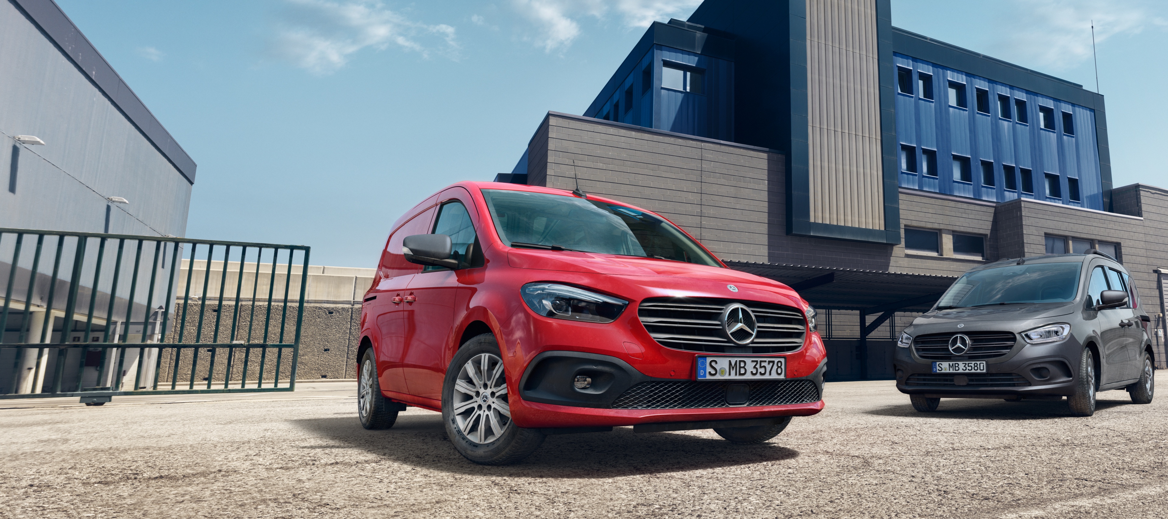 Citan | Mercedes-Benz Transporter Der Mercedes-Benz eCitan als Tourer und Kastenwagen stehen vor einem industriell anmutenden Gelände.