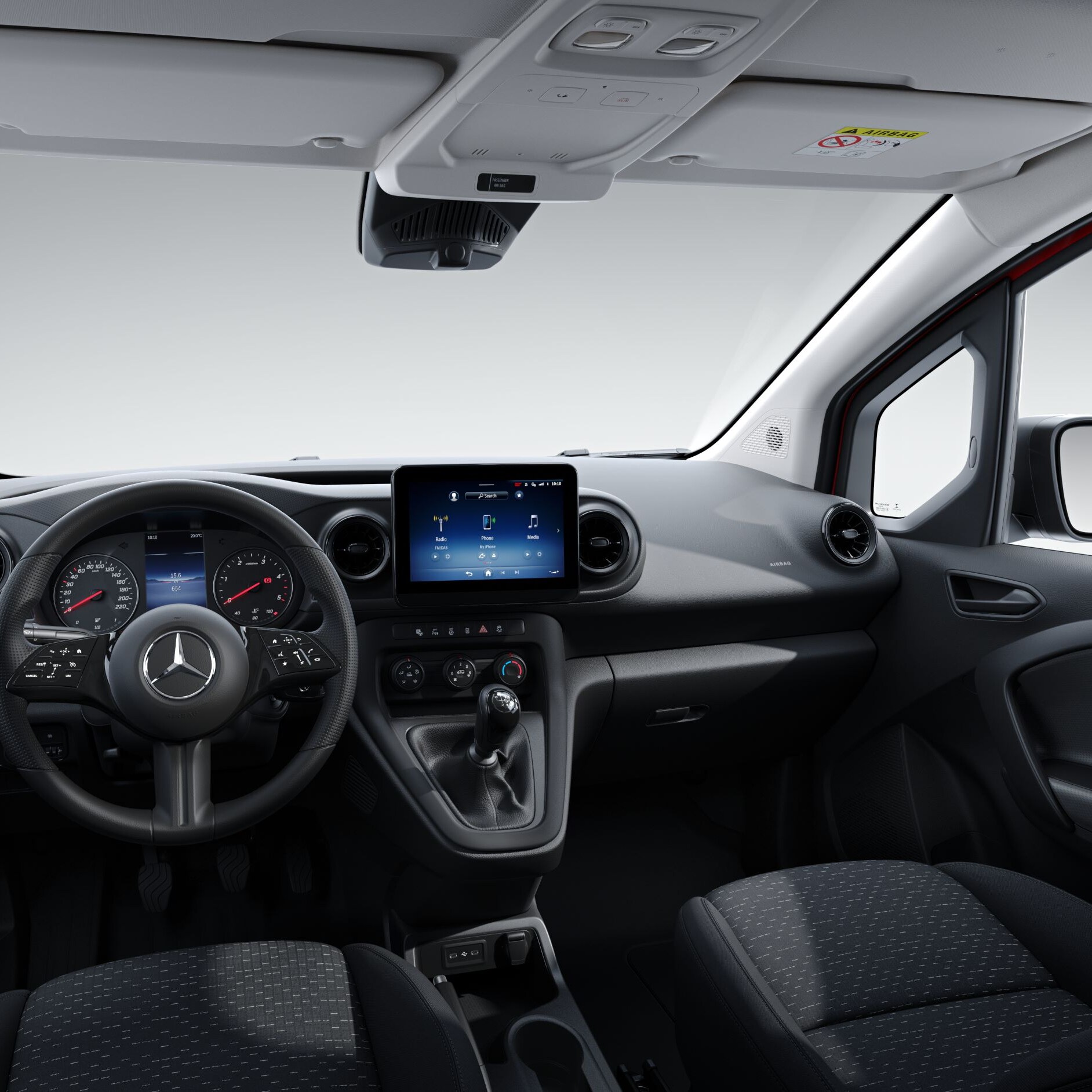 Une main humaine commande l'écran tactile du système multimédia MBUX de la Mercedes-Benz Citan.