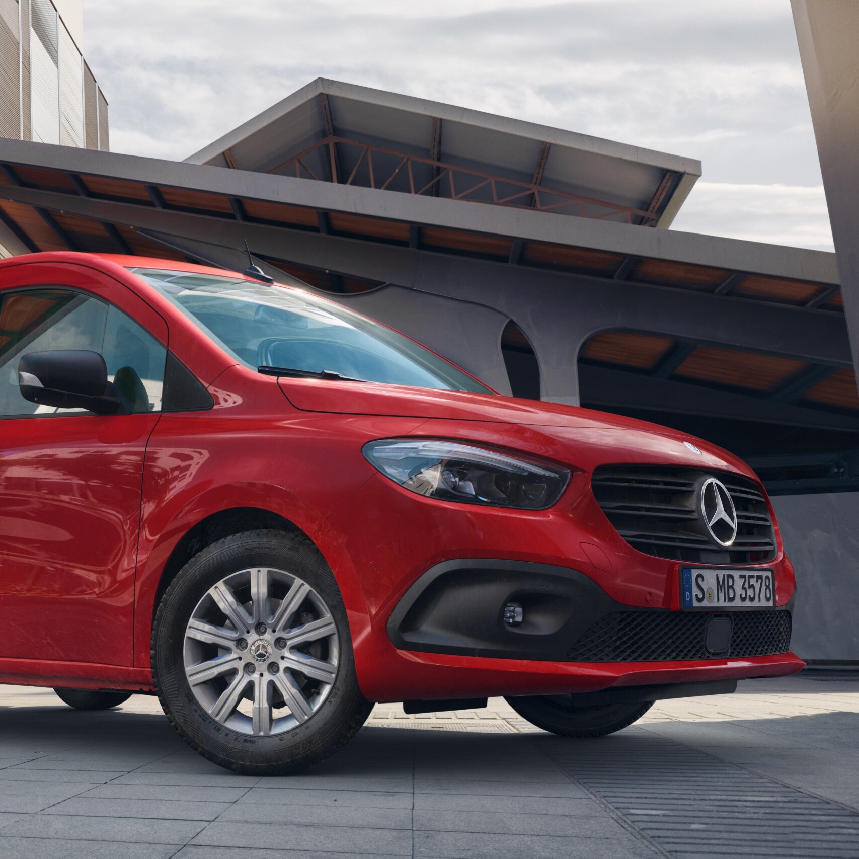 Der Citan Kastenwagen, ein Transporter von Mercedes-Benz, ist vor einem Logistikgelände zu sehen.