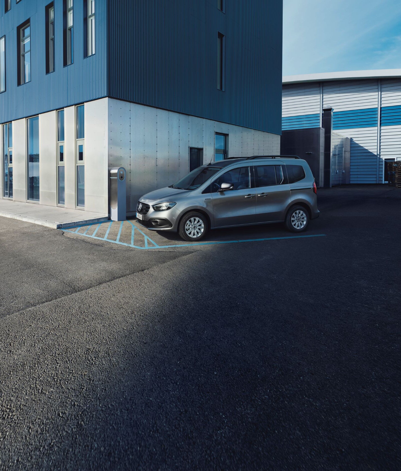 Une visualisation montre le fonctionnement des capteurs radar pour la mesure de la distance dans la Mercedes-Benz Citan.