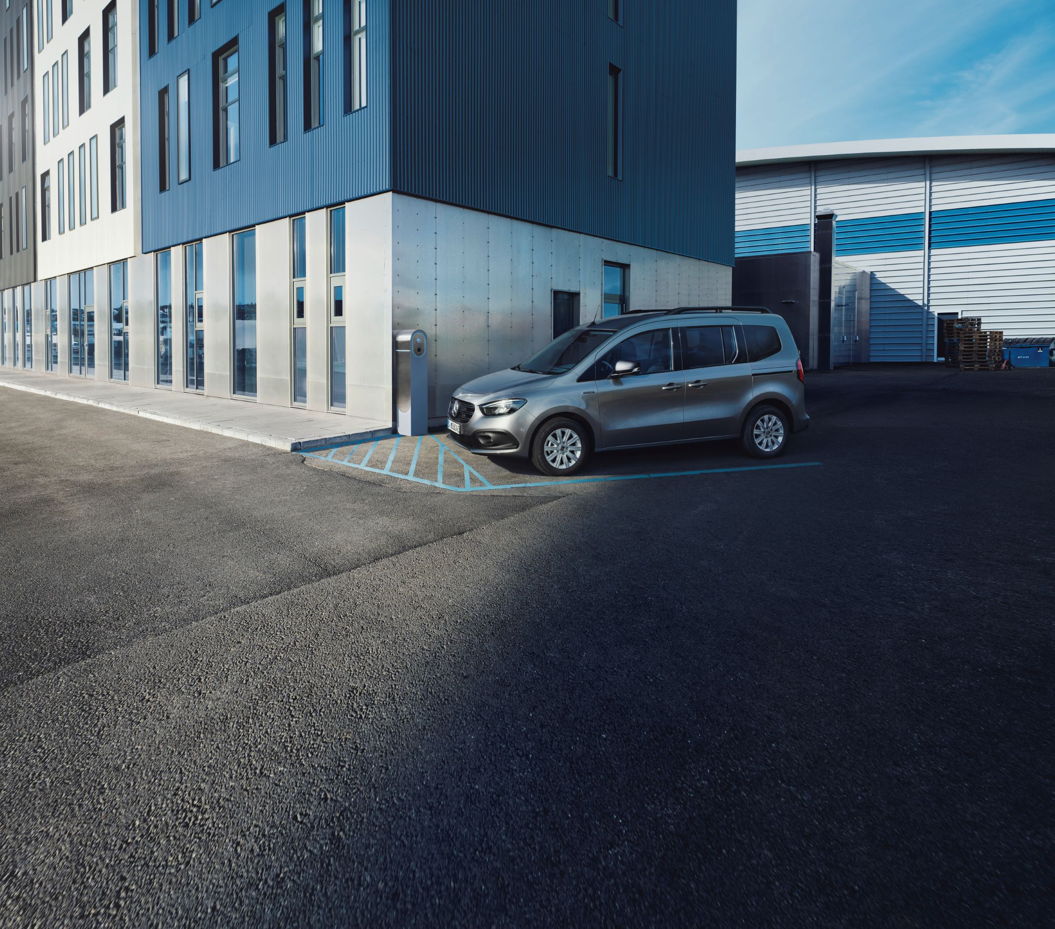 Citan Sicherheit | Mercedes-Benz Transporter Eine Visualisierung zeigt die Funktionsweise der Radarsensoren zur Abstandsmessung im Mercedes-Benz Citan.