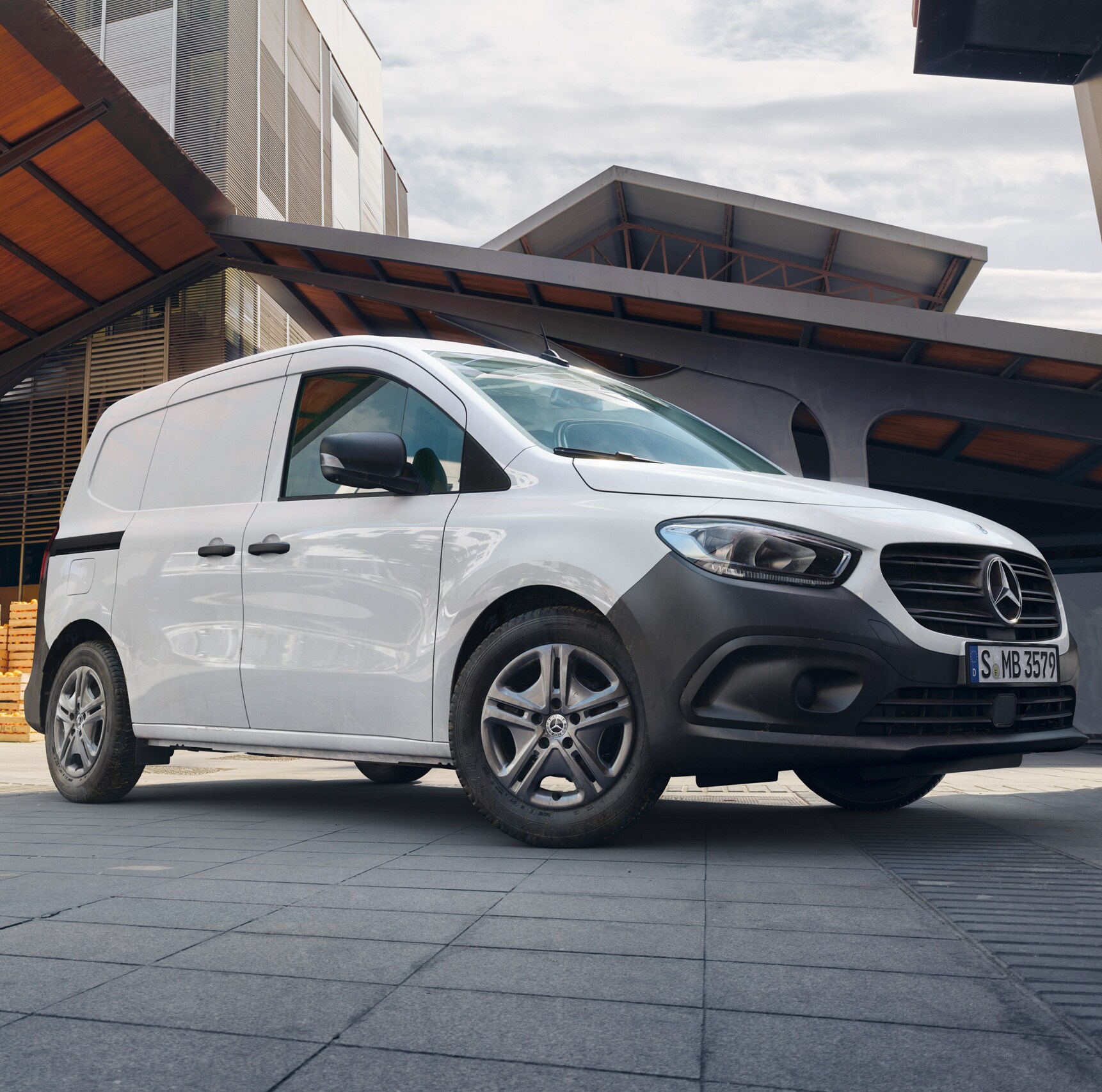 Der Mercedes-Benz Citan Kastenwagen in der Stadt vor einer Hauswand.