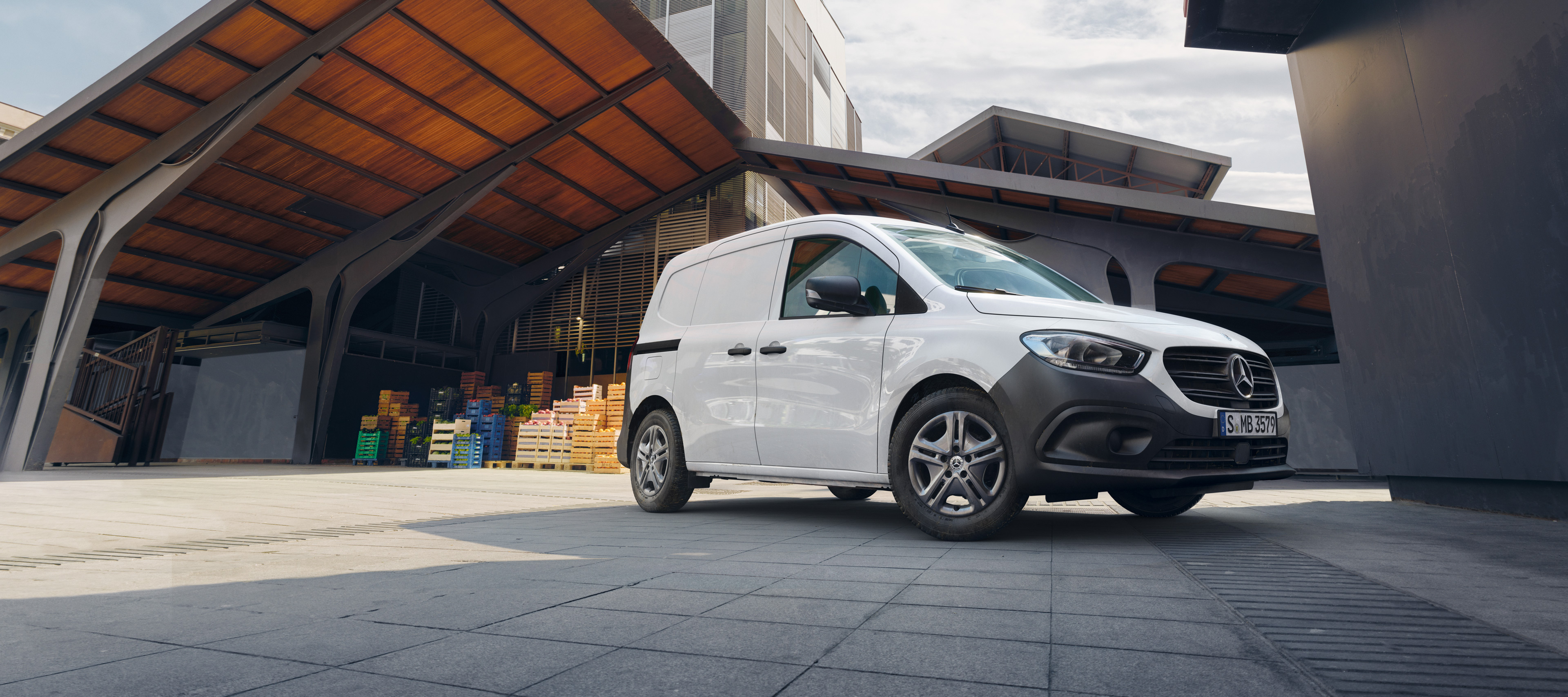 Leasingverträge & Finanzierung | Citan Kastenwagen | Mercedes-Benz Der Mercedes-Benz Citan Kastenwagen in der Stadt vor einer Hauswand.
