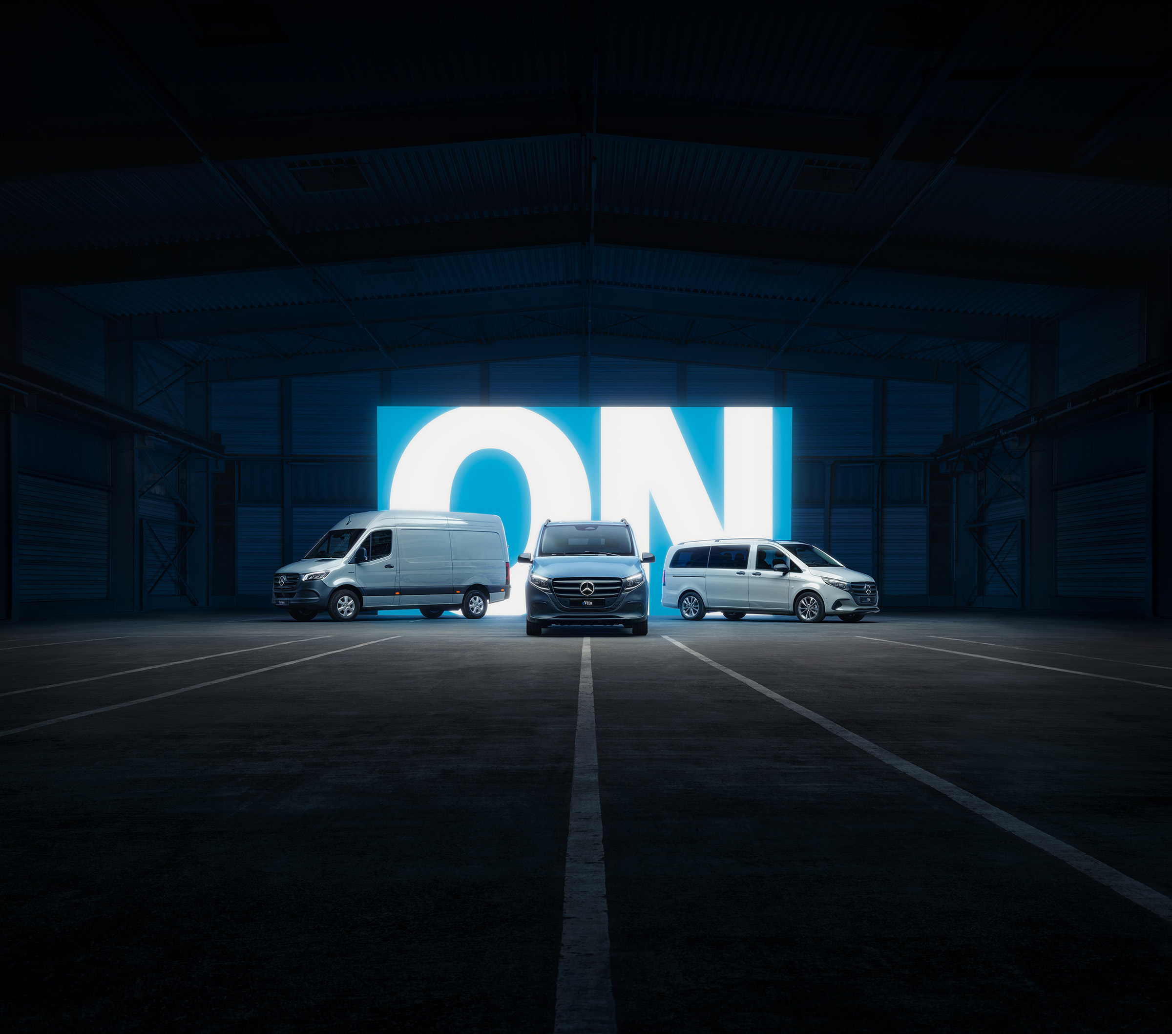 Elektropalette | Alle Sprinter-Modelle | Mercedes-Benz Transporter Die Palette der Mercedes‑Benz-Elektrotransporter mit eSprinter und eVito in einem beleuchteten Showroom.