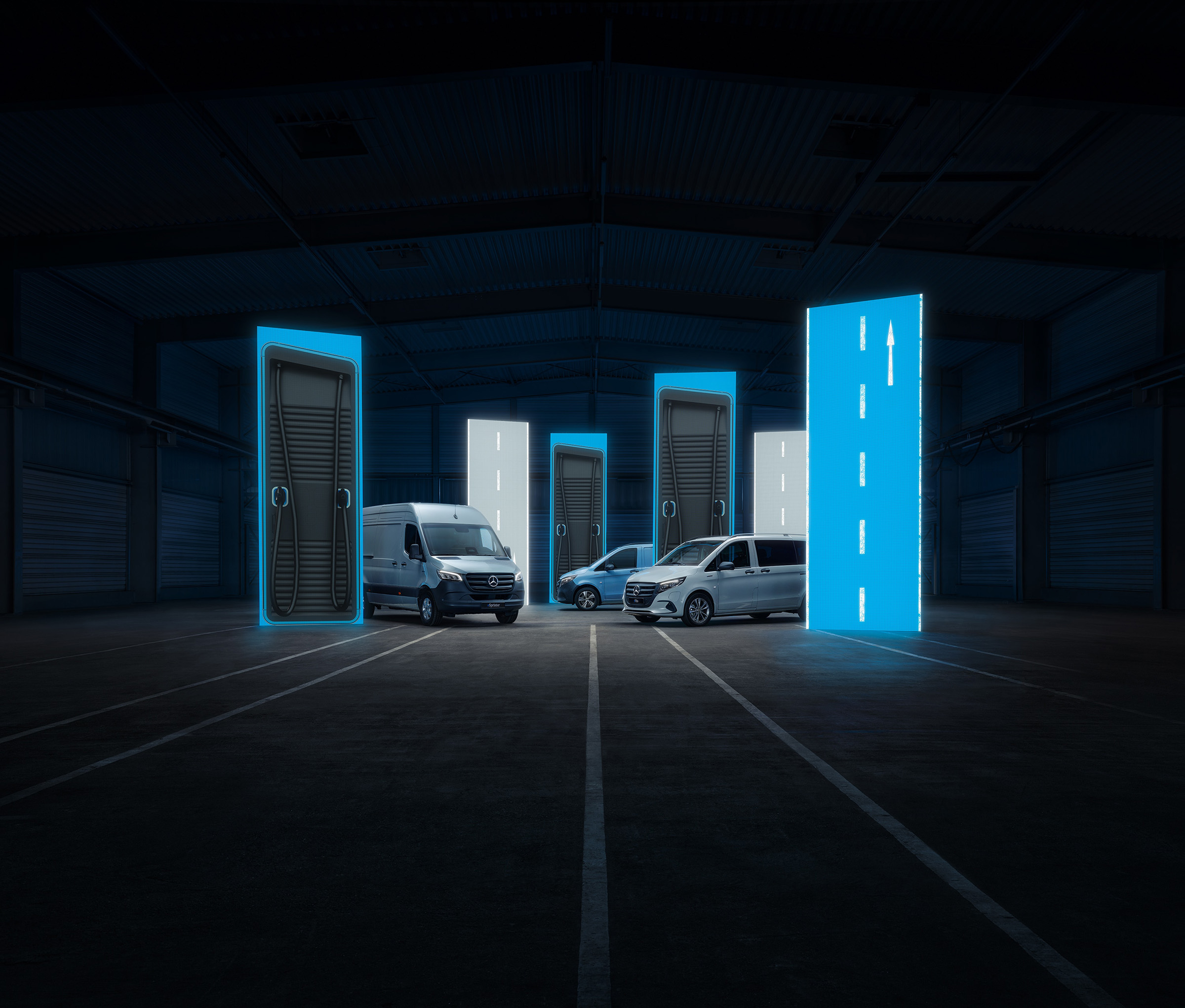 Ladelösungen | Elektromodelle | Mercedes-Benz Elektrotransporter von Mercedes-Benz mit intelligenten Ladelösungen in einer Hightech-Logistikumgebung.