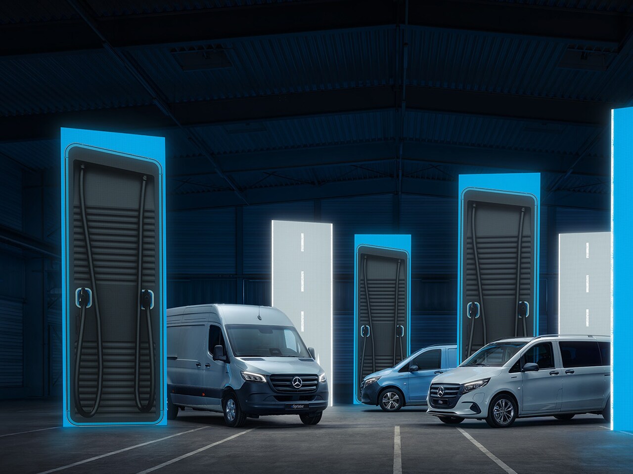 Des utilitaires légers électriques Mercedes-Benz équipés de solutions de recharge intelligentes dans un environnement logistique high-tech.