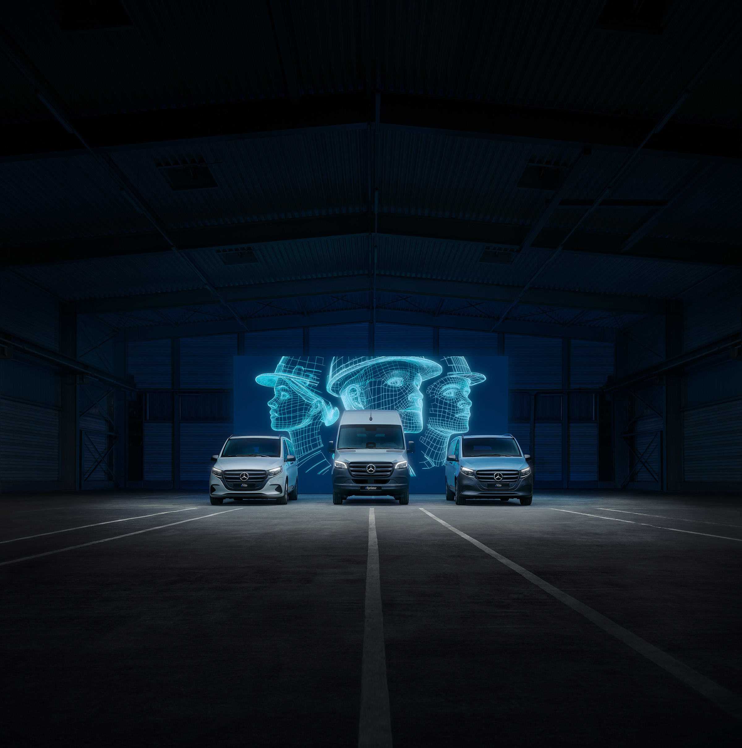 Elektrisch fahren | Elektromodelle | Mercedes-Benz Elektrotransporter von Mercedes-Benz mit digitaler Vernetzung in einer modernen Lagerumgebung.