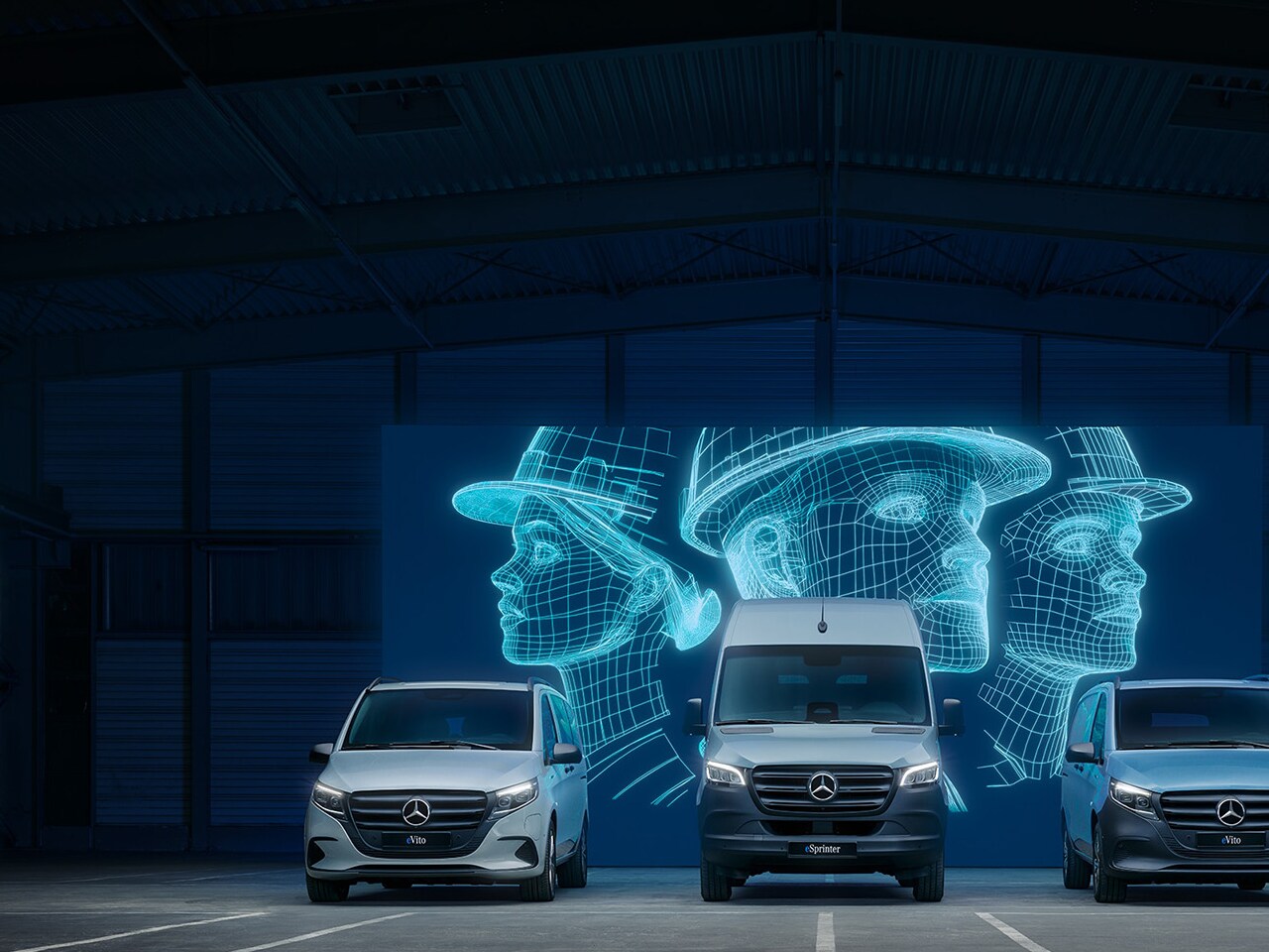 Des utilitaires légers électriques Mercedes-Benz avec connectivité numérique dans un entrepôt moderne.