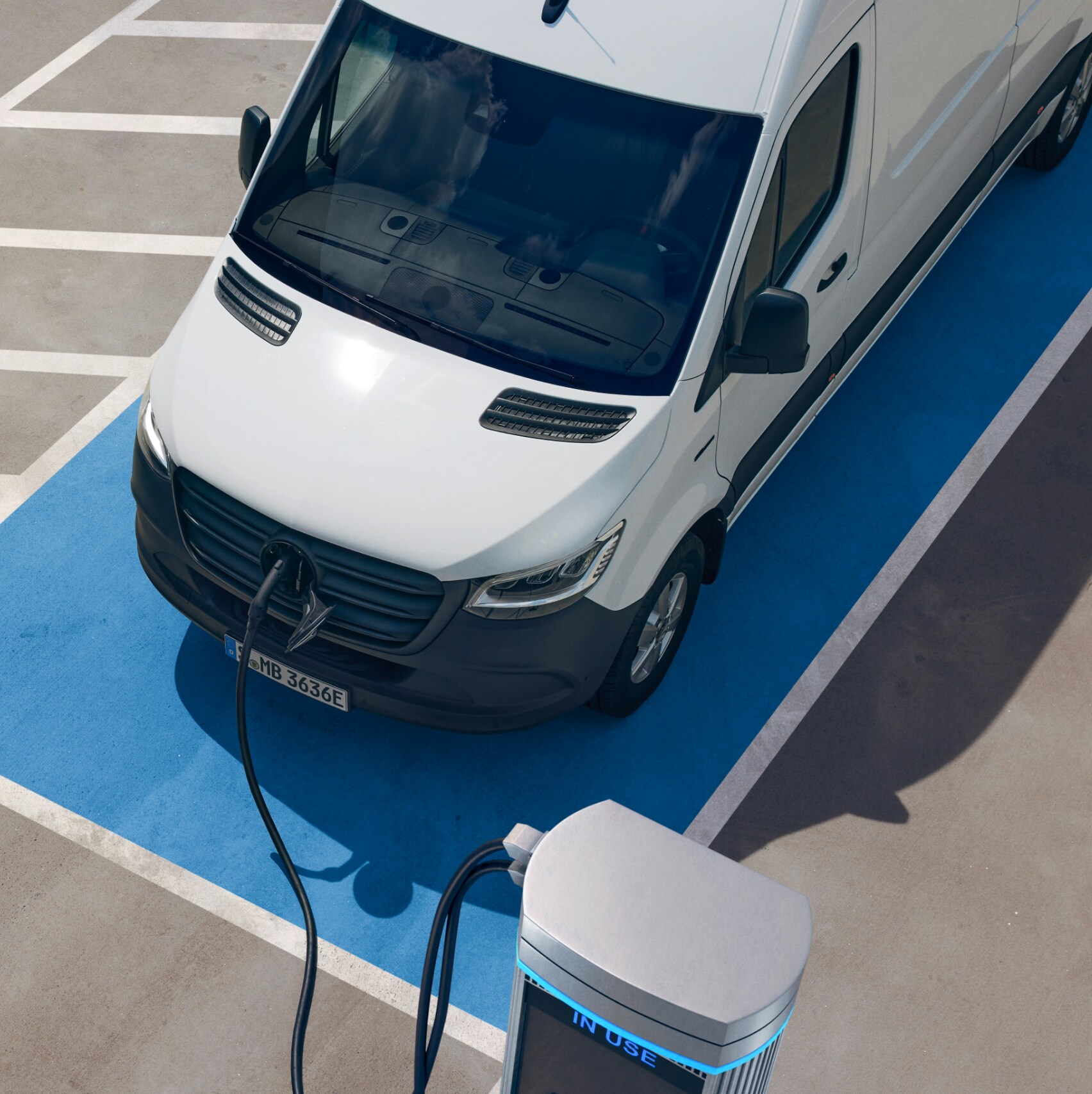 Le Mercedes-Benz eSprinter Fourgon à une borne de recharge.