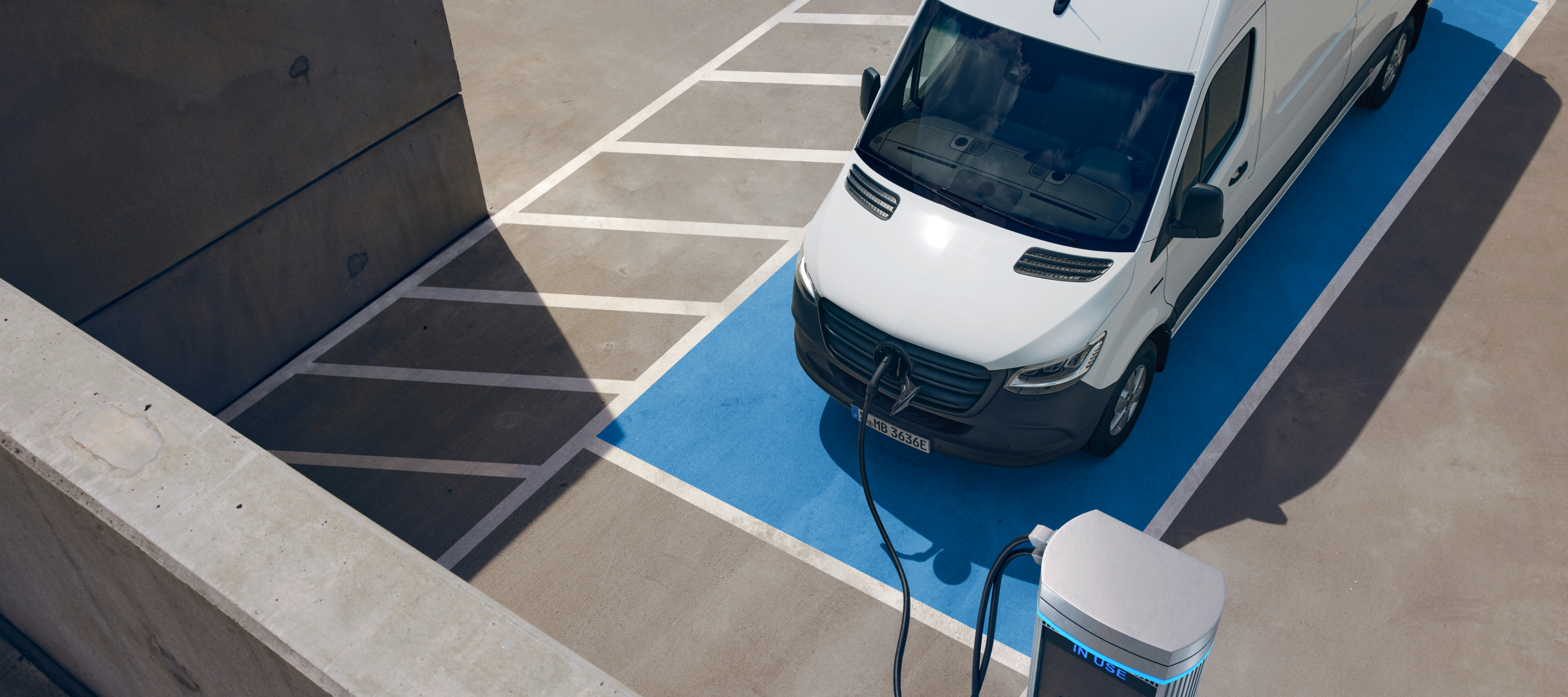 Comparaison des véhicules | eSprinter fourgon | Mercedes-Benz Le Mercedes-Benz eSprinter Fourgon à une borne de recharge.