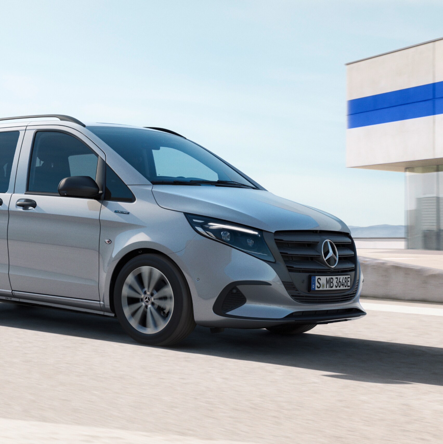Le Mercedes-Benz eVito Tourer sur le toit d'un parking couvert.