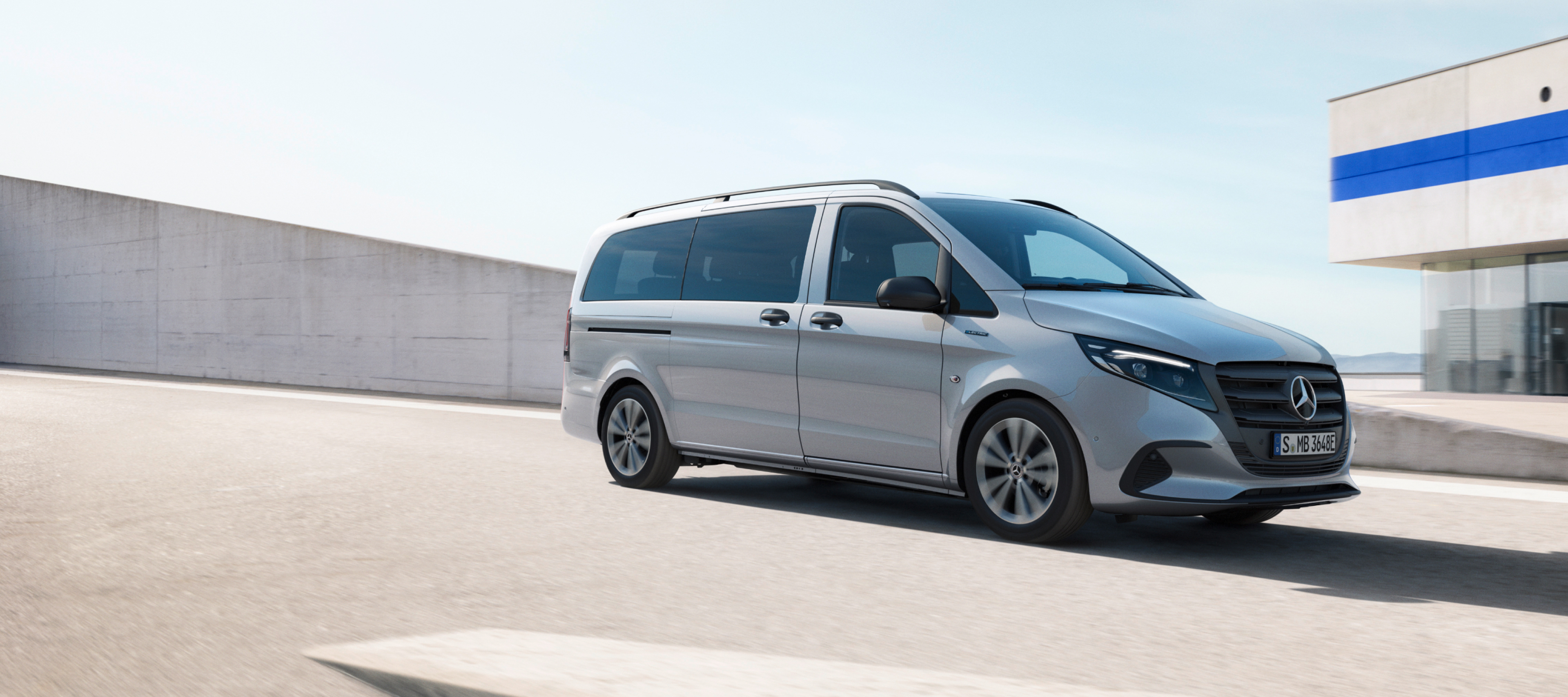 Comparaison des véhicules | eVito Tourer | Mercedes-Benz Le Mercedes-Benz eVito Tourer sur le toit d'un parking couvert.