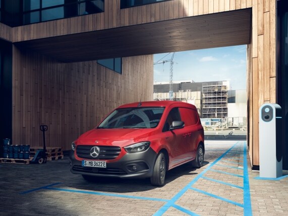 Der Mercedes-Benz eCitan Kastenwagen parkt auf einem Hof.