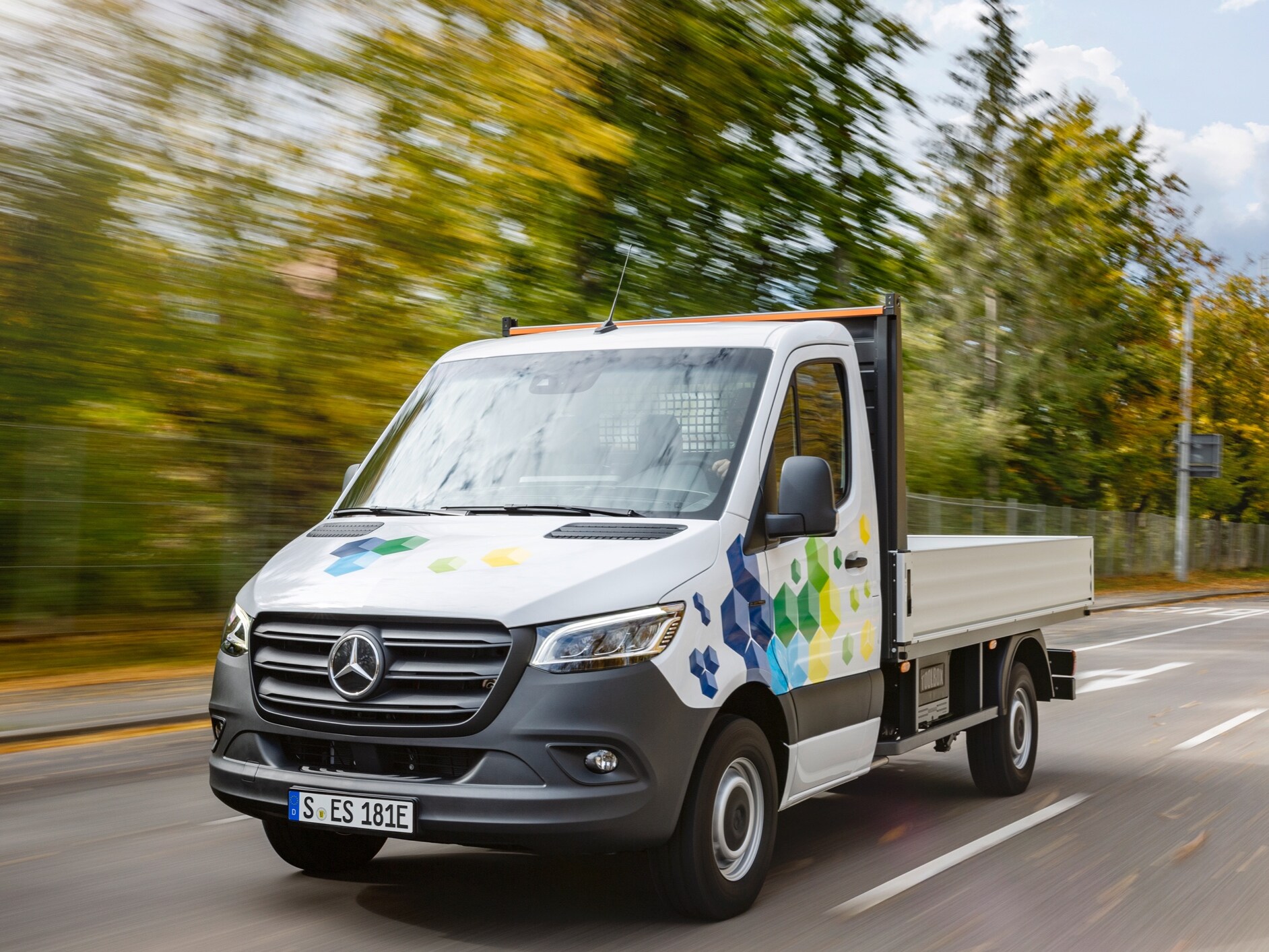Das neue eSprinter Fahrgestell wird mit zwei Motorisierungsstufen, drei Hochvoltbatterievarianten und zwei Längenvarianten verfügbar sein.