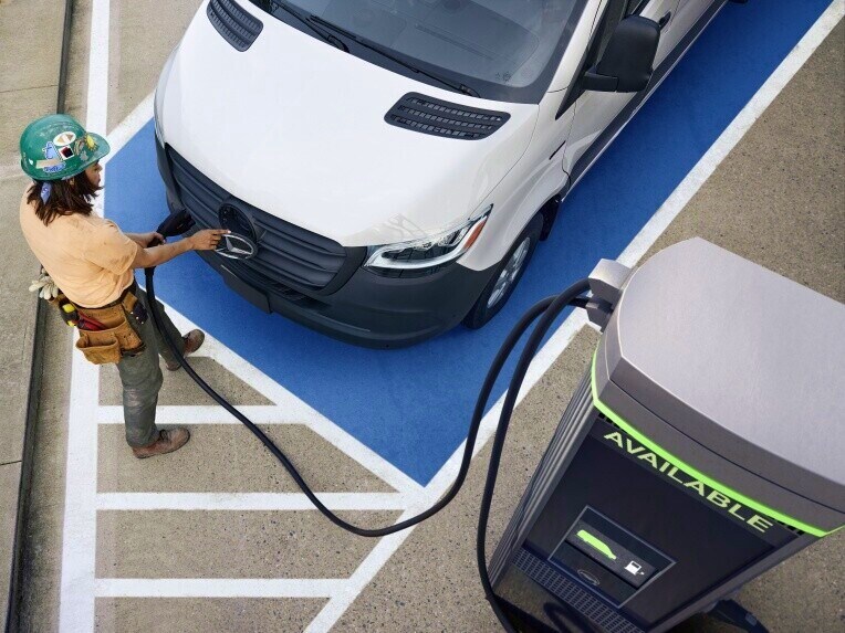 Le Mercedes-Benz eSprinter fourgon pendant la charge.