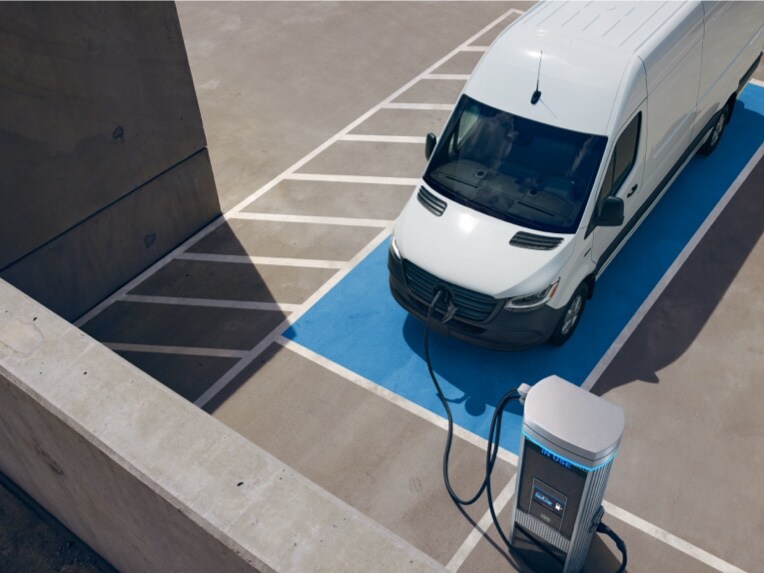 Le Mercedes-Benz eSprinter fourgon à une borne de recharge.