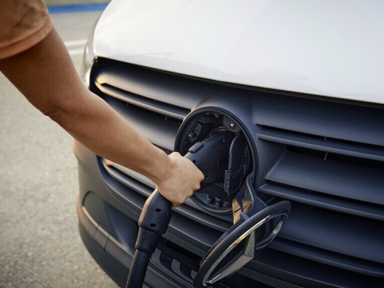 La prise de charge du Mercedes-Benz eSprinter fourgon avec le câble de charge inséré.