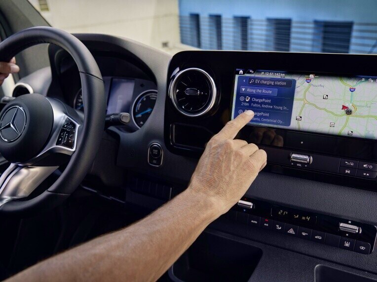 Navigation dans le système multimédia MBUX du Mercedes-Benz eSprinter fourgon.