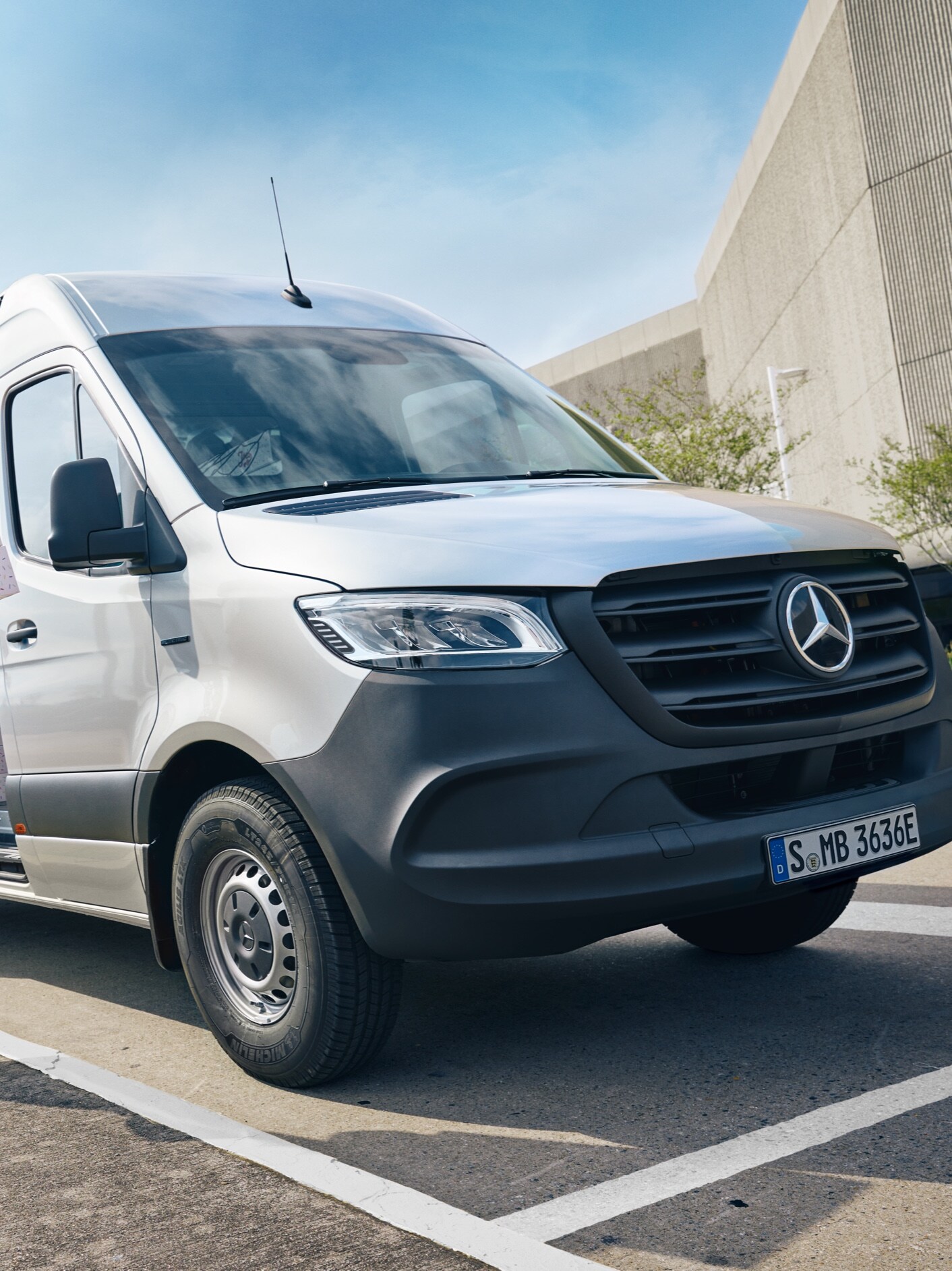 Ein Mercedes-Benz eSprinter Kastenwagen mit einer Branchenlösung von VanSolution.