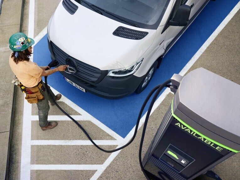 Le Mercedes-Benz eSprinter fourgon pendant le processus de charge.