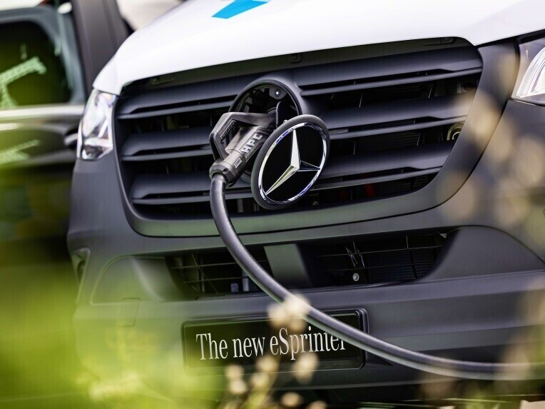 La prise de charge CCS du Mercedes-Benz eSprinter fourgon avec le câble de charge inséré.