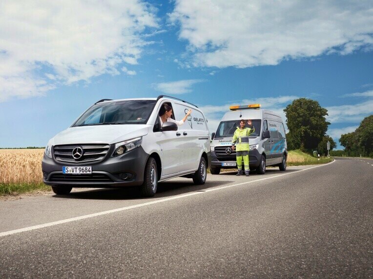 Un utilitaire léger Mercedes-Benz et un véhicule Mercedes-Benz Service24h sur le bord de la route.