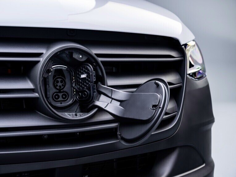 La prise de charge CCS ouverte du Mercedes-Benz eSprinter fourgon.