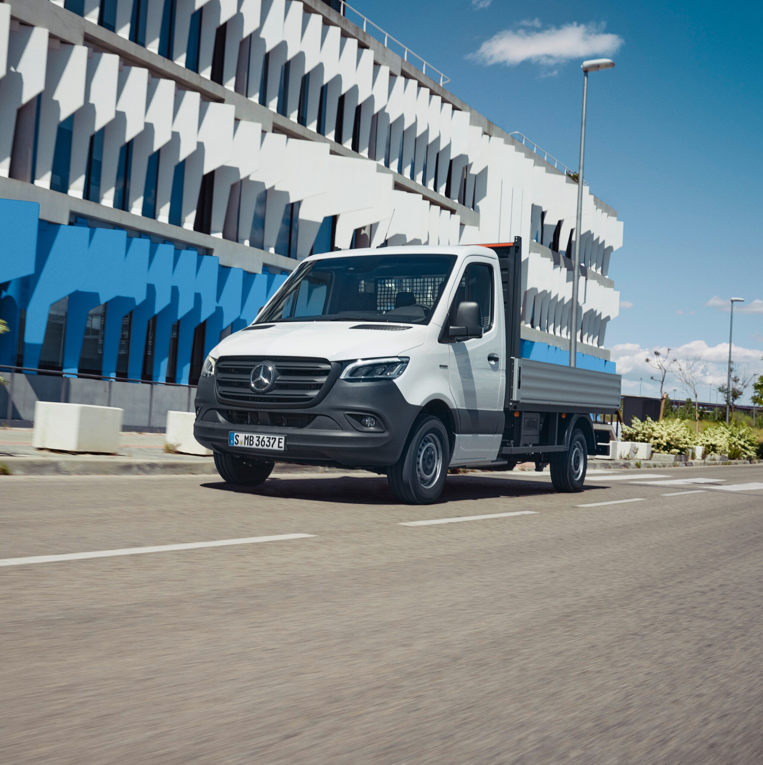 La Mercedes-Benz eSprinter à plateau sur la route.