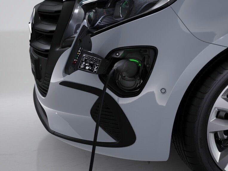 Avec le système de recharge en courant alternatif, vous rechargez votre Mercedes-Benz sur des boîtiers muraux et à un grand nombre de bornes de recharge publiques.