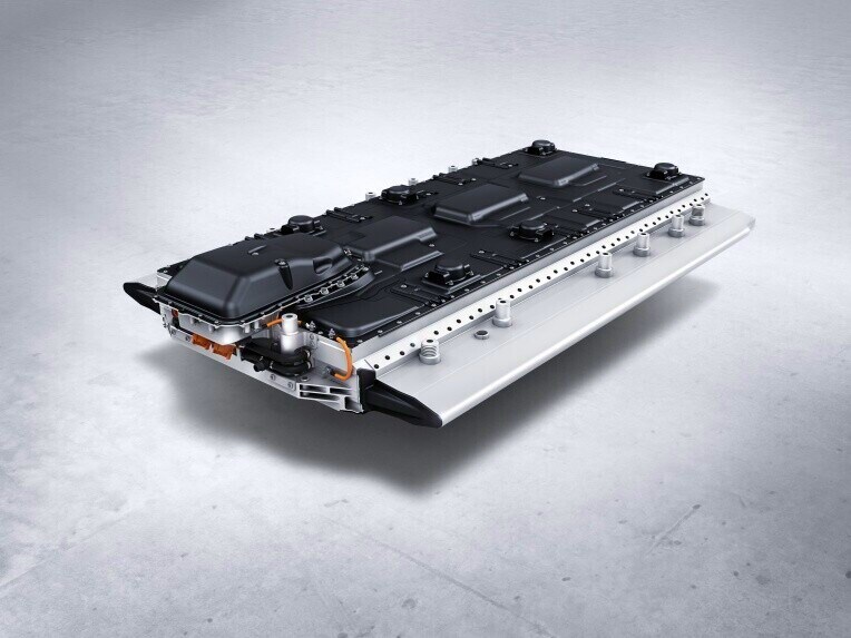 Le Mercedes-Benz eSprinter fourgon avec câble de charge branché.