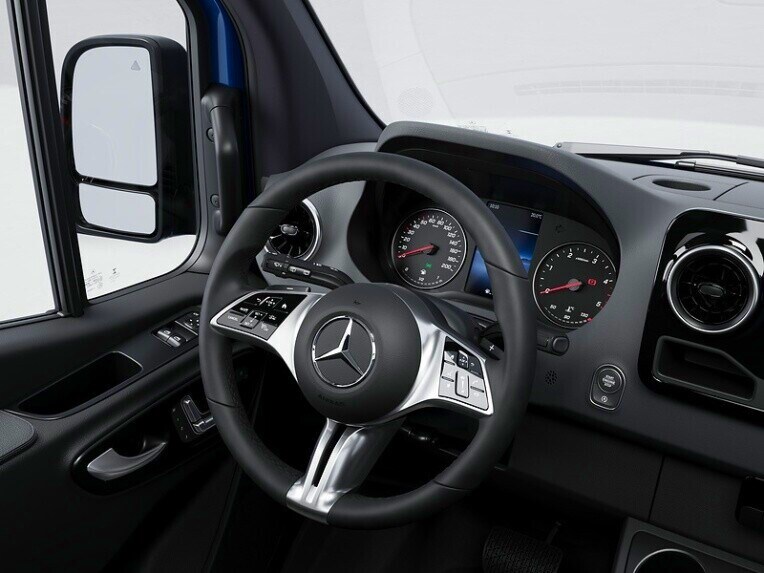 Le volant multifonction avec unités de commande tactile pour le TEMPOMAT dans le Mercedes-Benz Sprinter Châssis.