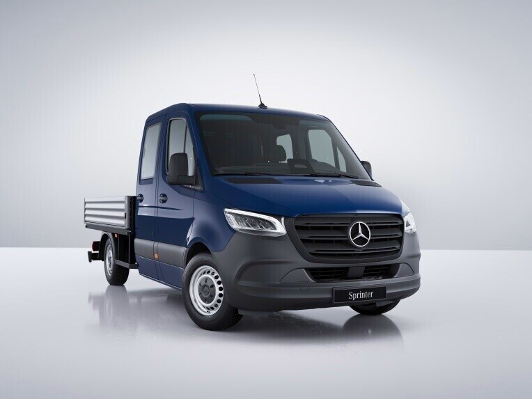 Le Mercedes-Benz Sprinter à plateau est équipé de ridelles en aluminium.