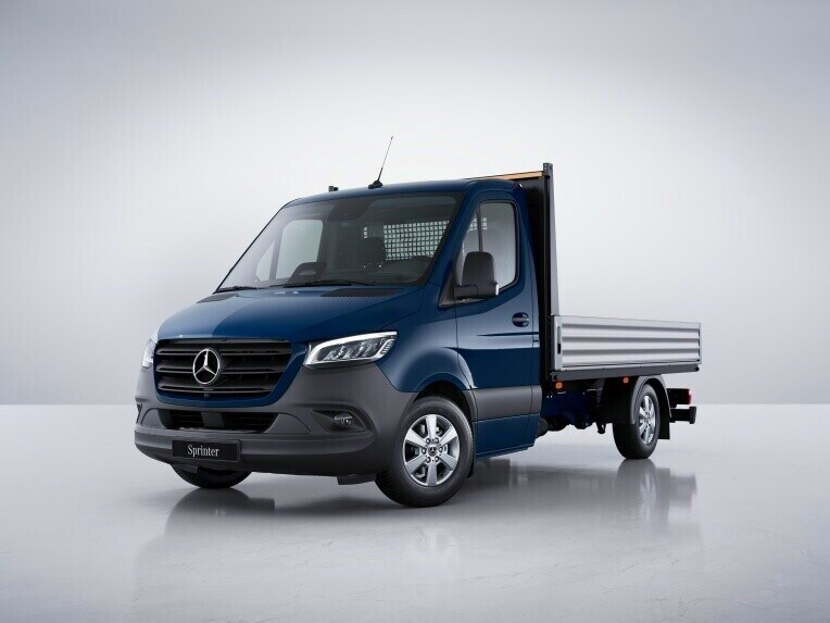 Das Mercedes-Benz Sprinter Pritschenfahrzeug mit Schlechtwegausführung verstärkt.