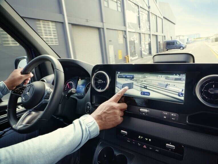 Die Navigation im MBUX Multimediasystem des Mercedes-Benz Sprinter Pritschenfahrzeugs.