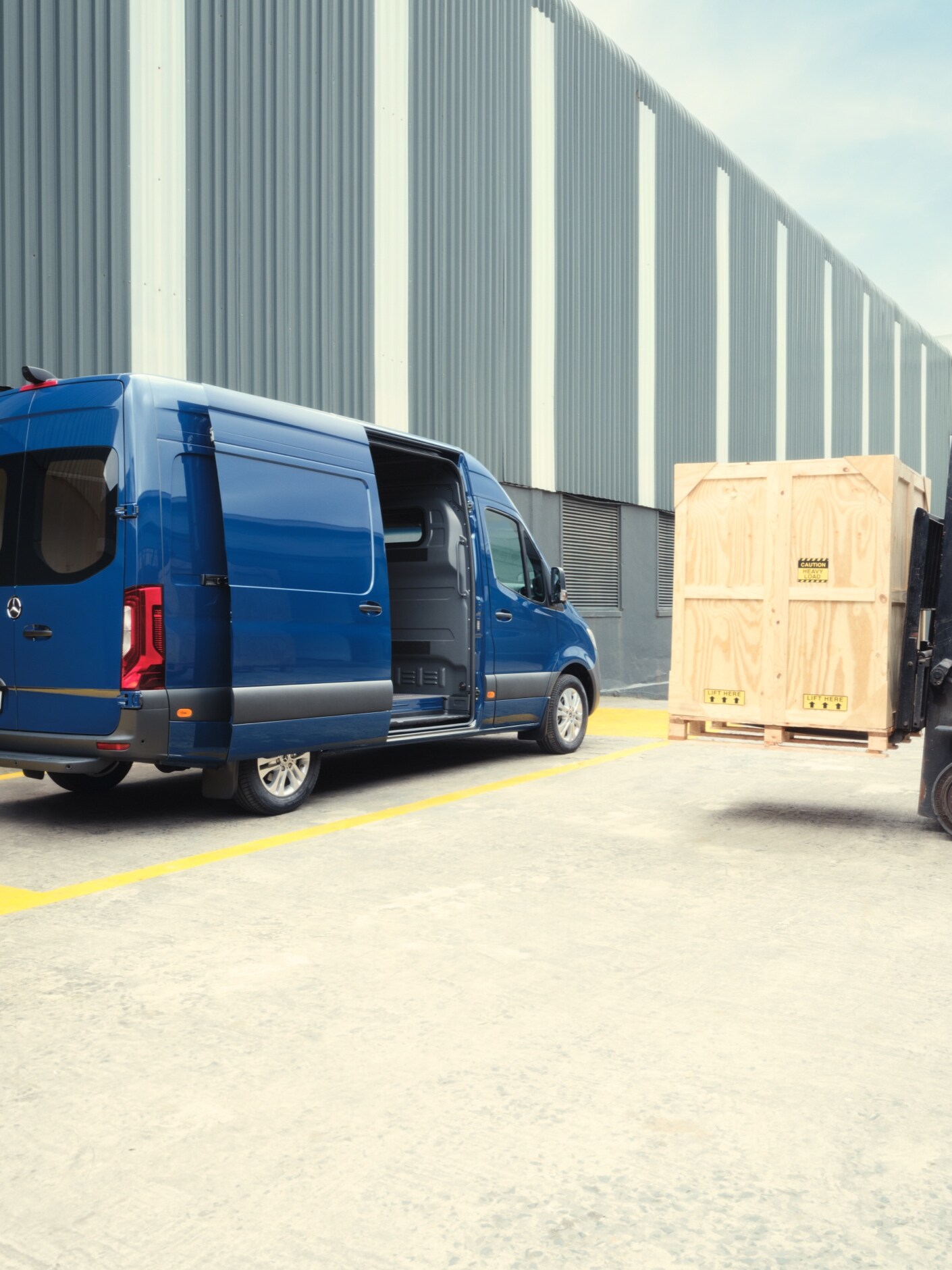 Le Mercedes-Benz Sprinter fourgon est chargé par un chariot élévateur.