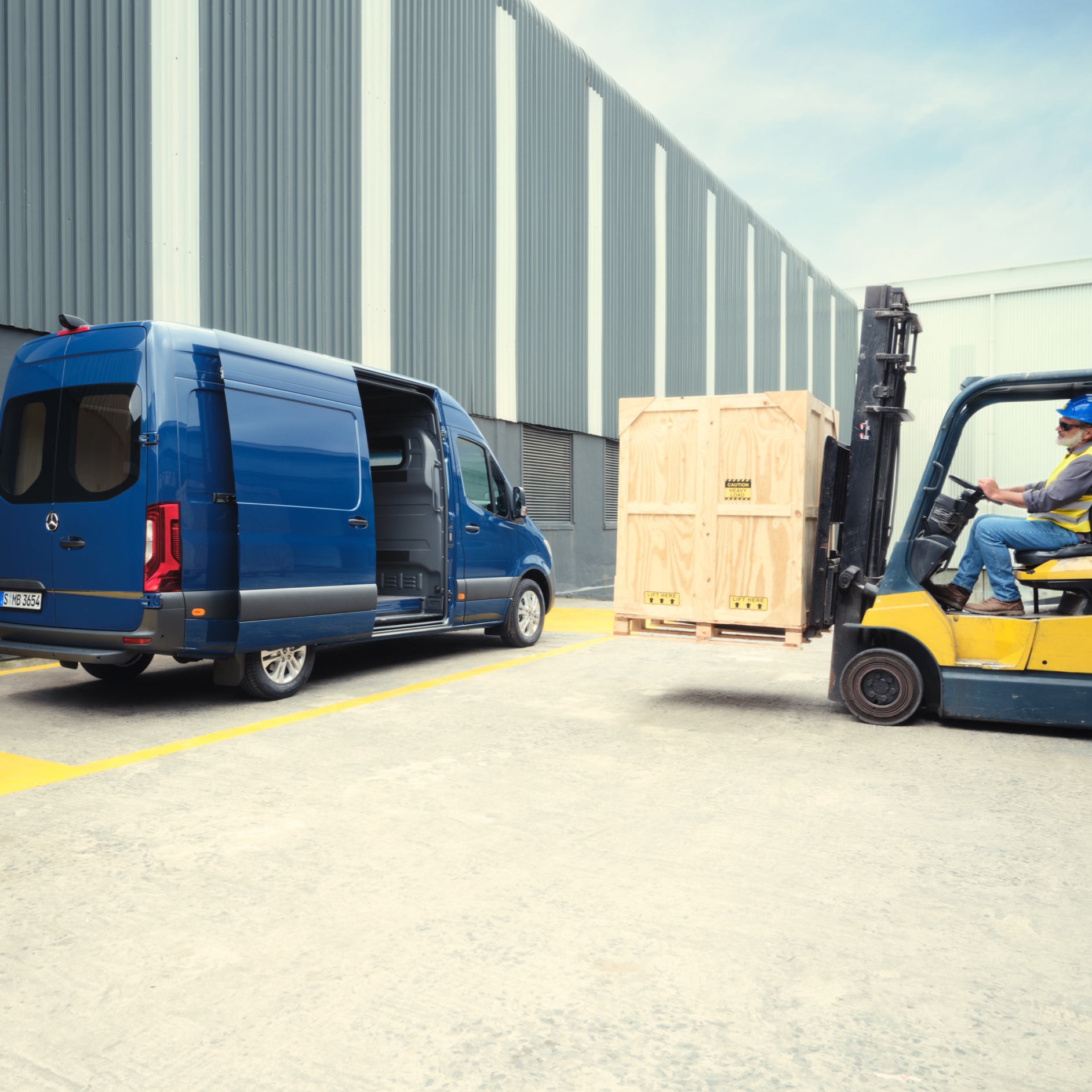 Caractéristiques du véhicule | Sprinter | Mercedes-Benz Le Mercedes-Benz Sprinter fourgon est chargé par un chariot élévateur.