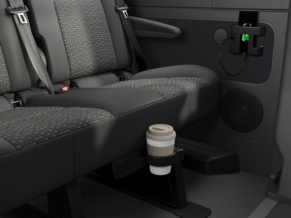 Compartiments de rangement pratiques et options de recharge pour smartphones dans la Mercedes-Benz Sprinter Tourer.