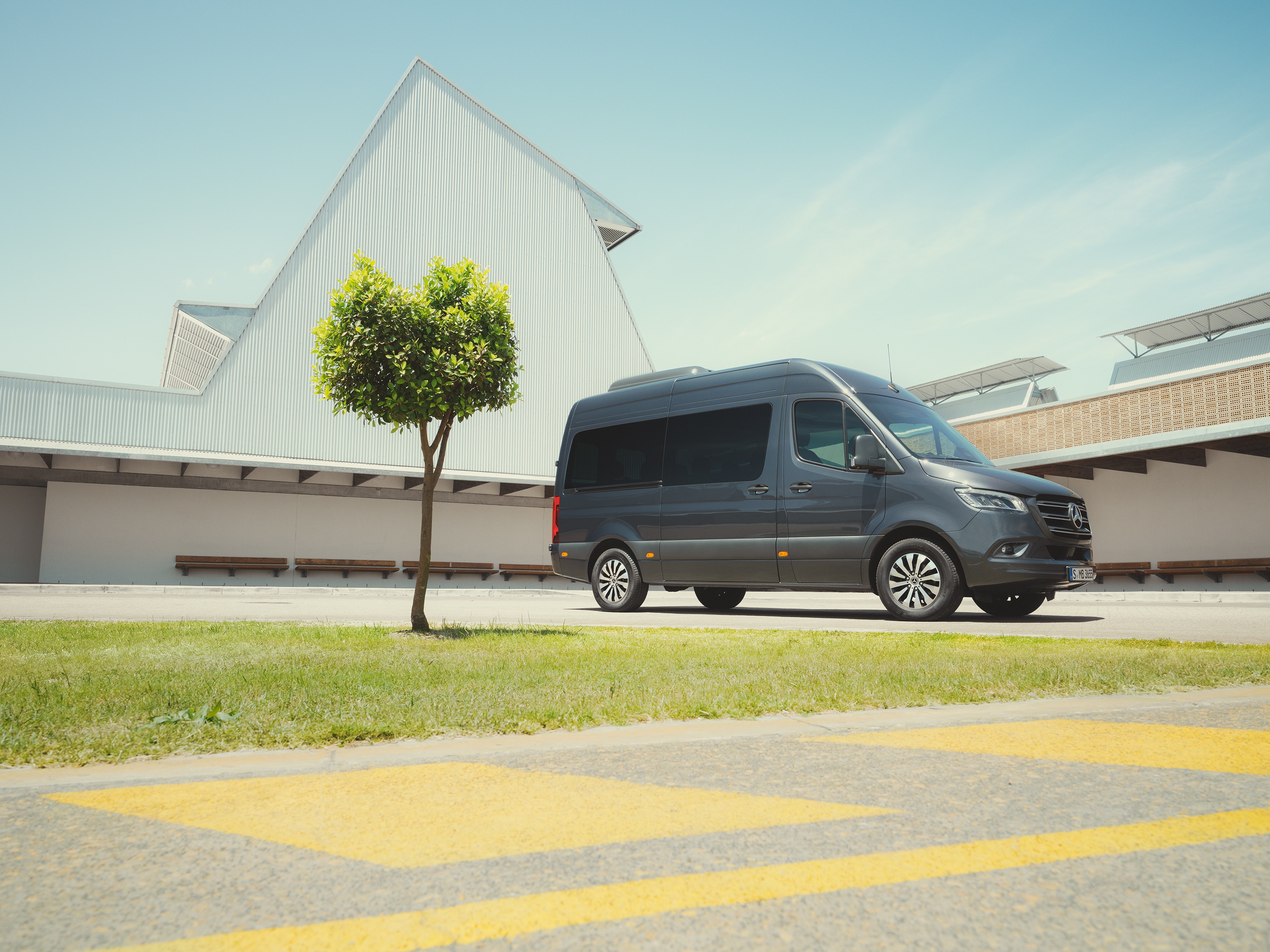 Sprinter Tourer | Tous les Sprinter | Utilitaires légers Mercedes-Benz Mercedes-Benz Sprinter Tourer en milieu urbain, mettant en avant le transport de passagers haut de gamme