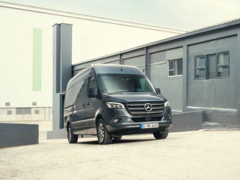 Un Mercedes-Benz Sprinter Tourer est conduit sur un site industriel.