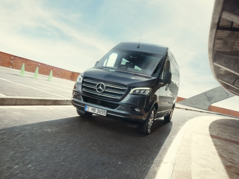 Le Mercedes-Benz Sprinter Tourer circule dans un parking.