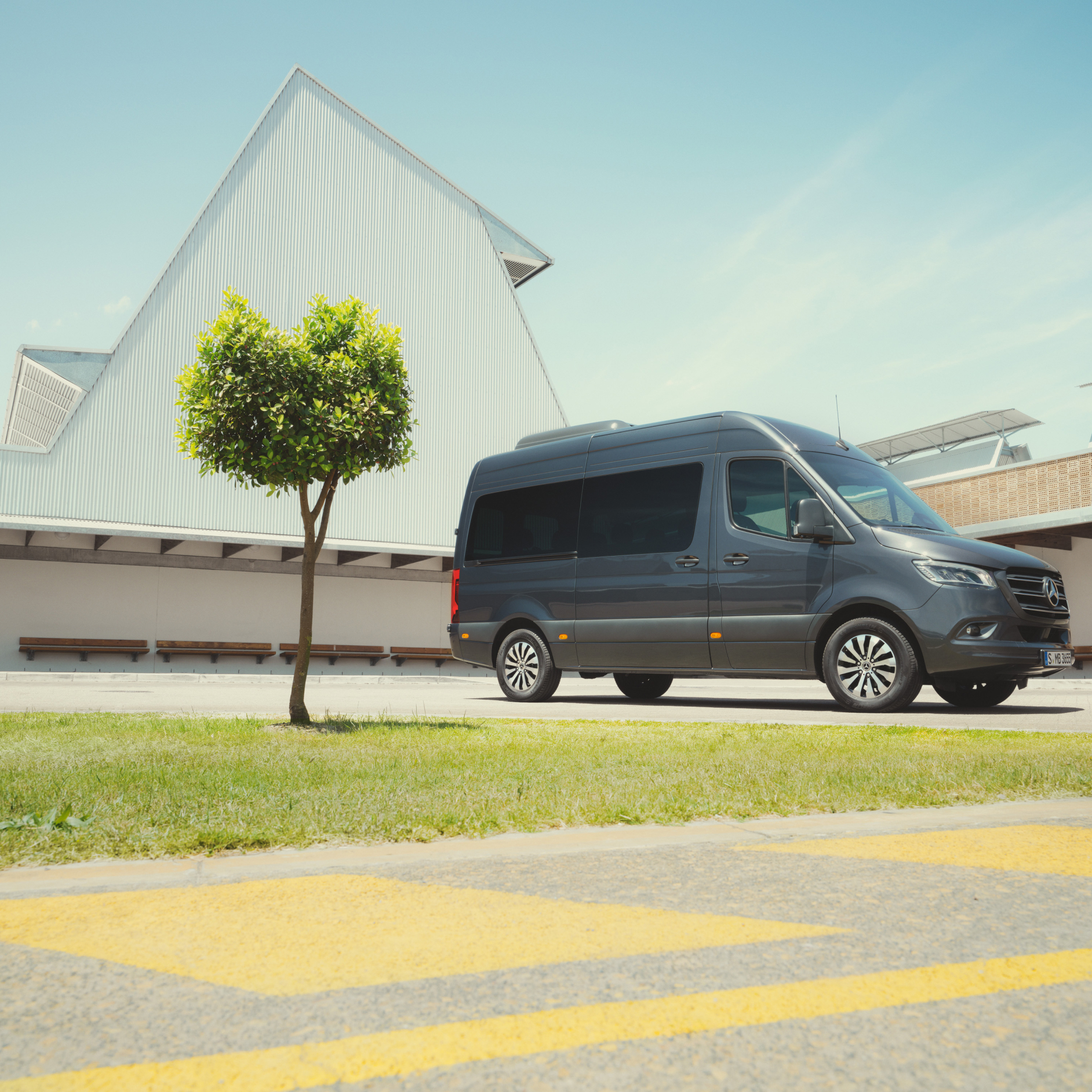Aperçu des modèles | Sprinter Tourer | Mercedes-Benz Le Mercedes-Benz Sprinter Tourer dans un parking.