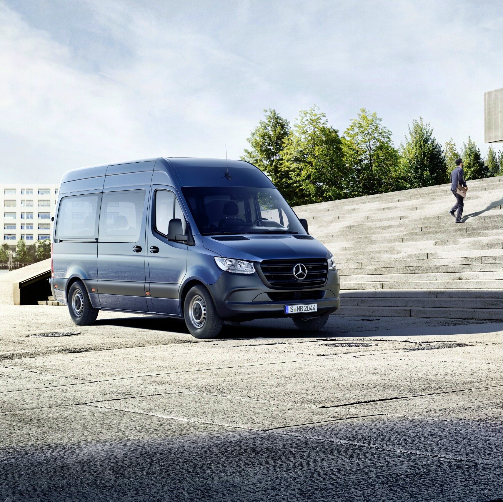La Mercedes-Benz Sprinter Tourer devant un bâtiment.