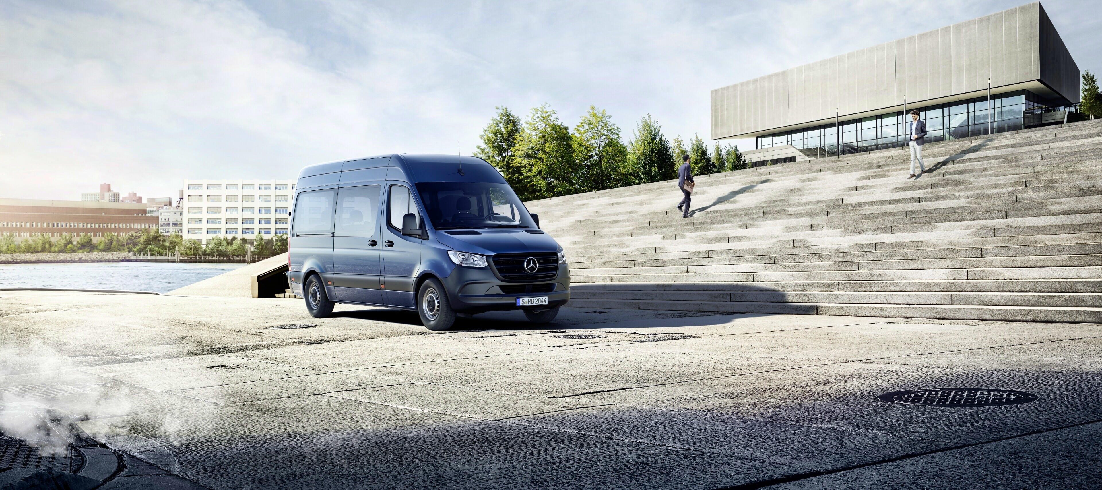 Comparaison des véhicules | Sprinter Tourer | Mercedes-Benz La Mercedes-Benz Sprinter Tourer devant un bâtiment.